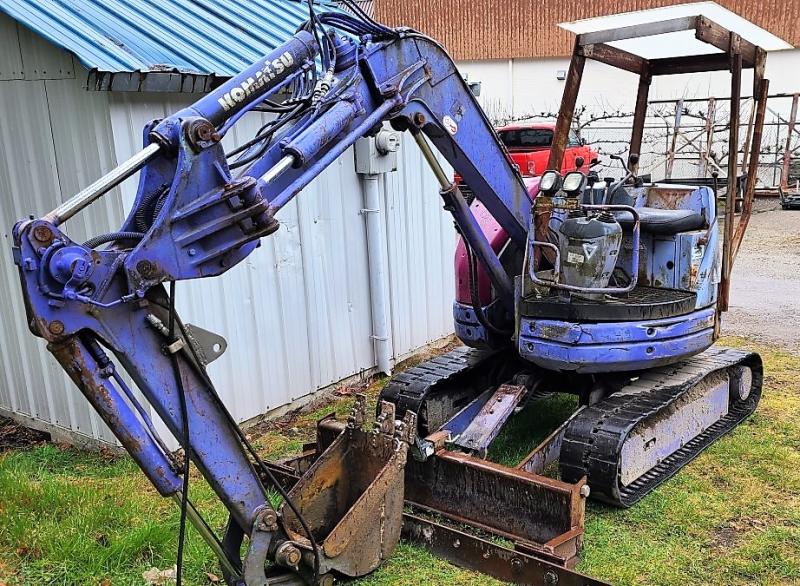 Komatsu PC28UU, ¼ yd trench bucket, side shift boom